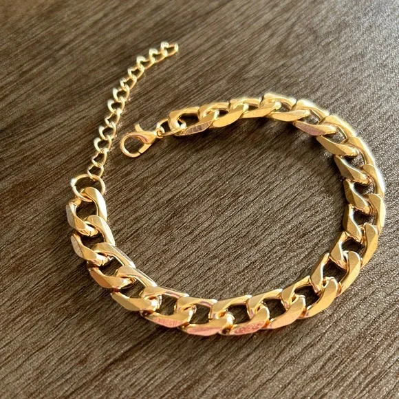Stylish Gold Tone Cuban Link Bracelet - Picture 4 of 6